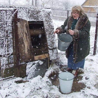 - To chyba najstarsza studnia w całej Sokółce. Stoi na moim podwórku. Jednak wody z niej pobieranej nie da się pić - mówi Helena Miszkin.