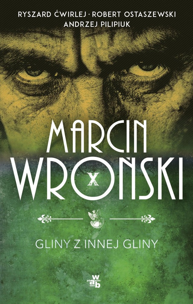 Marcin Wroński – pisarz, najbardziej znany z popularnego cyklu kryminałów retro o komisarzu Zygmuncie Maciejewskim. Za swoje powieści otrzymał m.in. Nagrodę Wielkiego Kalibru i Nagrodę Artystyczną Miasta Lublin. Współpracuje z „Przekrojem”, pisze dla teatru oraz radia, jest także autorem scenariusza filmu animowanego Ta cholerna niedziela (2014) na motywach własnej powieści.