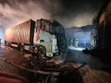 Pożar w Woli Mąkolskiej koło Zgierza. Spaliły się ciężarówki i zabudowania. Informacje straży pożarnej 2.04.2022