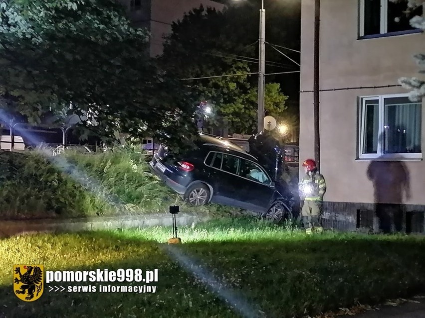 Samochód osobowy w Gdyni wjechał w blok na ul. Morskiej....