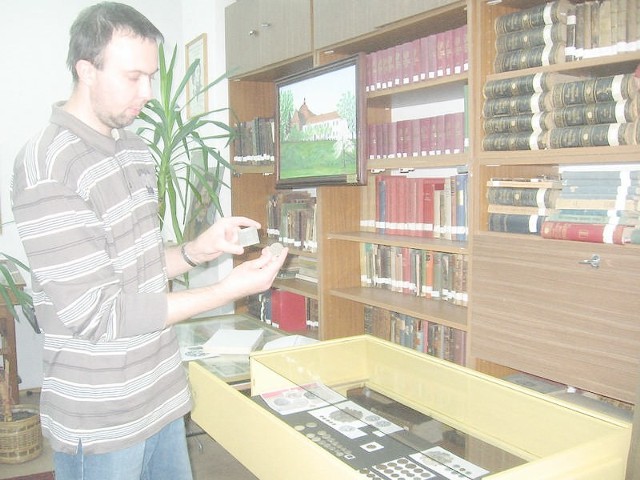 Krzysztof Wątrobicz w czasie ostatnich przygotowań wystawy numizmatycznej