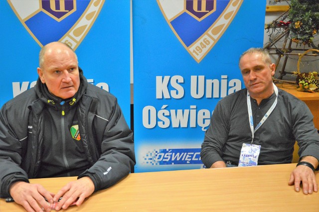 Josef Dobosz (z lewej, trener Naprzodu Janów) i Jirzi Szejba (opiekun oświęcimian)