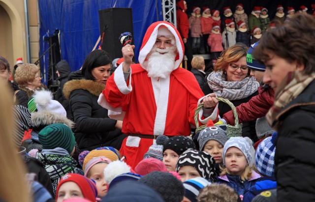 Drugi dzień Jarmarku Świętego Mikołaja w Grudziądzu rozpoczął się wizytą Świętego częstującego łakociami najmłodszych. Na scenie wystąpiły "Wiercipięty" z dwunastki pod wodzą Piotra Jezierskiego. 
