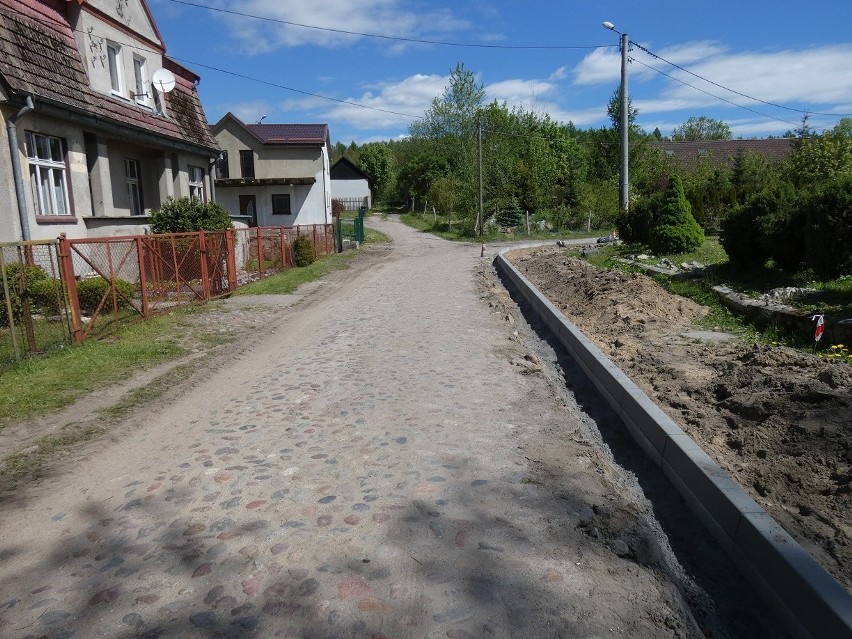 W Barcinie trwa remont drogi, ale powstał spór o chodnik [ZDJĘCIA]