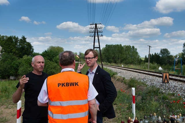 Z przedstawicielem Państwowej Komisji Badania Wypadków Kolejowych rozmawiają: mieszkaniec Pniewitego Roman Wojnowski (z lewej) i wójt gminy Lisewo Jakub Kochowicz