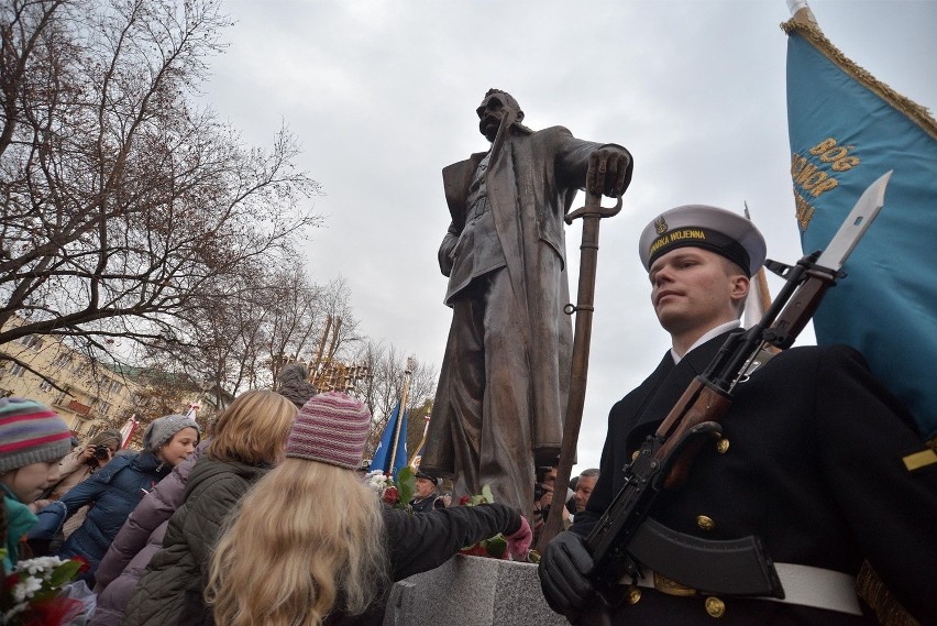 Pomnik Marszałka Józefa Piłsudskiego odsłonięto w Gdyni ZDJĘCIA