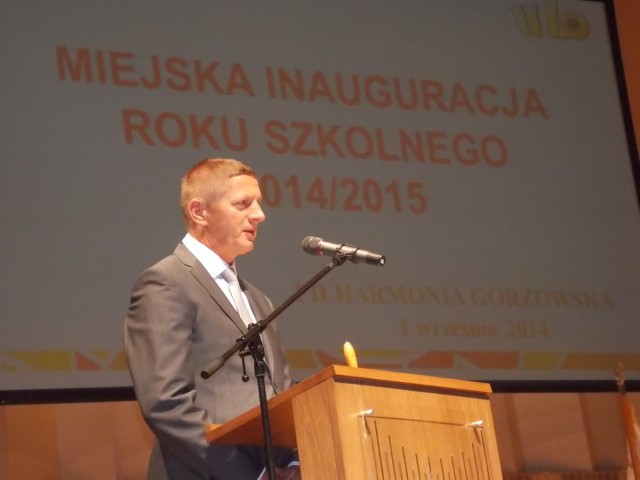 Dyr. wydziału edukacji w Gorzowie Adam Kozłowski podczas miejskiej inauguracji roku szkolnego.