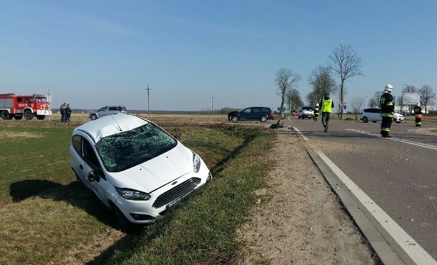 Wypadek w Zawadkach. Kobieta i dziecko są w szpitalu [ZDJĘCIA]