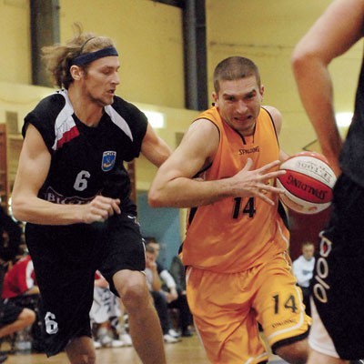 Koszykarz Żubrów Kamil Zakrzewski (z piłką) jest wzorem dla młodych adeptów koszykówki. Kto nim zostanie, gdy w Białymstoku zabraknie seniorskiej drużyny?