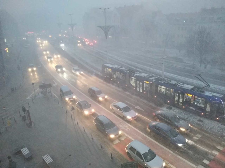 Śnieżyca we Wrocławiu. Nagła zmiana pogody i fatalna sytuacja na drogach Dolnego Śląska [ZDJĘCIA]