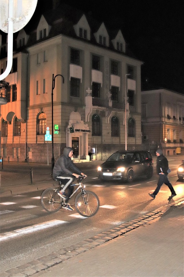 Zepsuta nowa latarnia sprawia, że na przejściu pieszo – rowerowym na skrzyżowaniu ul. Tuwima i Starzyńskiego jest mroczno, wskazane odblaski w centrum miasta