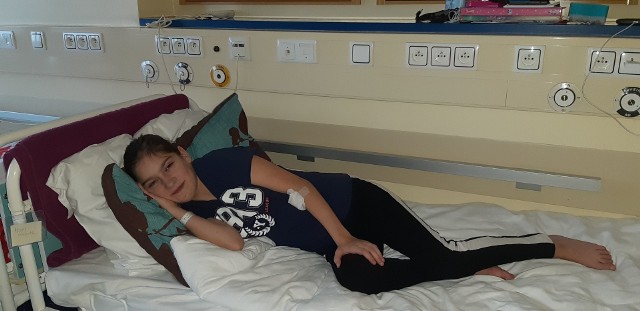 Trzynastoletnia Weronika Kępas spod Mirowa czeka na operację serca, która ma być przeprowadzona w Stanach Zjednoczonych. W ostatnim czasie przebywała w Warszawie w Centrum Zdrowia Dziecka, gdzie przeszła szereg ważnych badań wątrobowych.