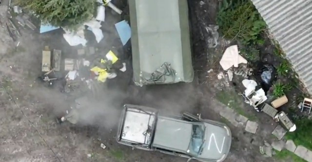 Dron zrzuca mały ładunek wybuchowy prosto w grupę rosyjskich żołnierzy