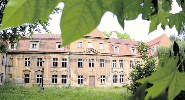 Pałac w Sławie zbudowany został przez architekta Honego w miejscu zamku Rechenbergów.