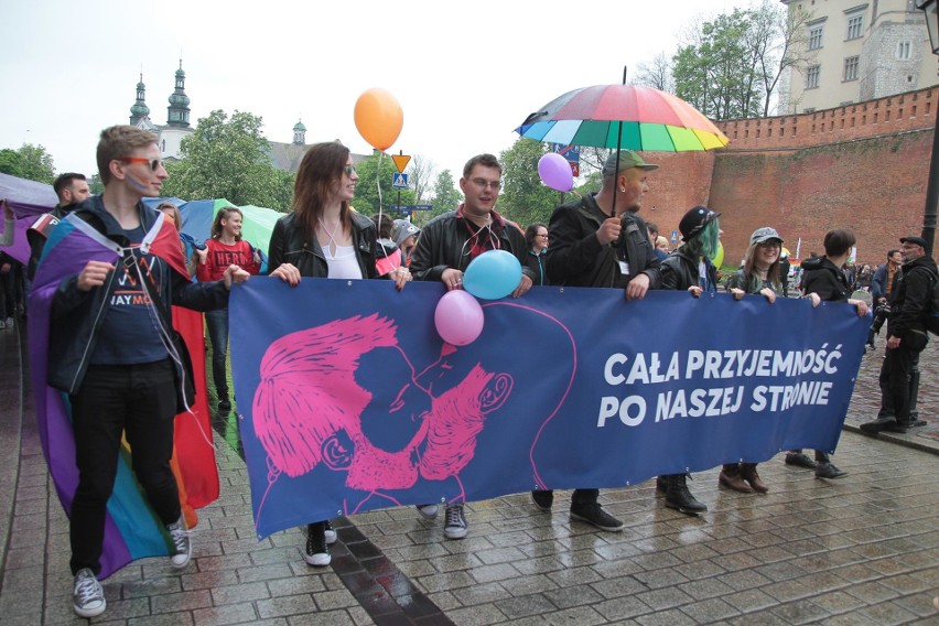 13. Marsz Równości w Krakowie. "Cała przyjemność po naszej stronie" [DUŻO ZDJĘĆ, WIDEO]