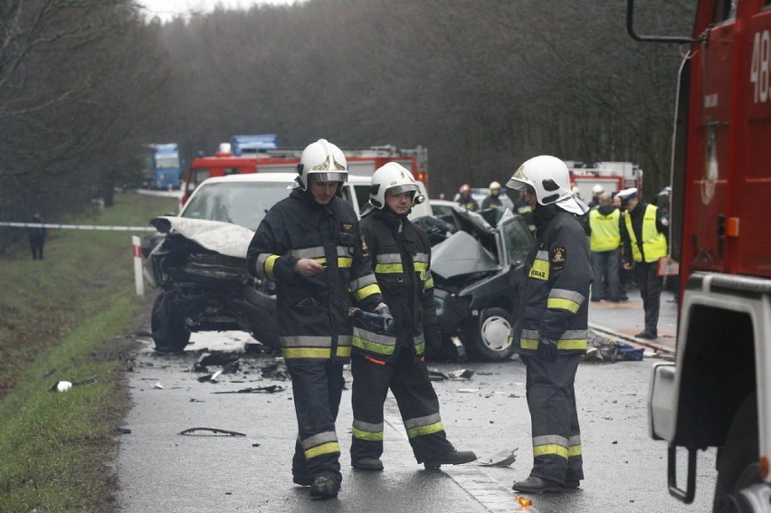 Wypadek na krajowej trójce. Jedna osoba nie żyje. Droga Legnica - Lubin była zablokowana (ZDJĘCIA)