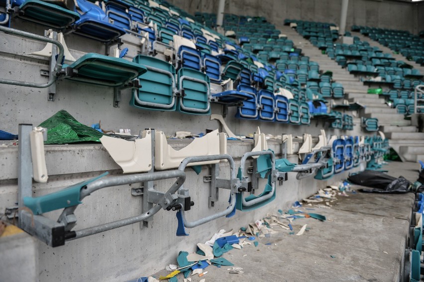 Zniszczenia na stadionie...