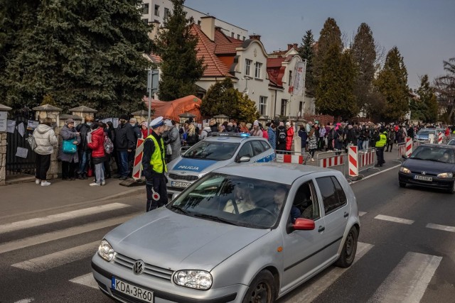 ​Przed konsulatem Ukrainy w Krakowie każdego dnia tworzą się długie kolejki