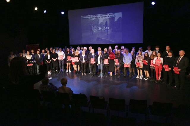 Wszyscy laureaci na scenie słupskiego Teatru Rondo