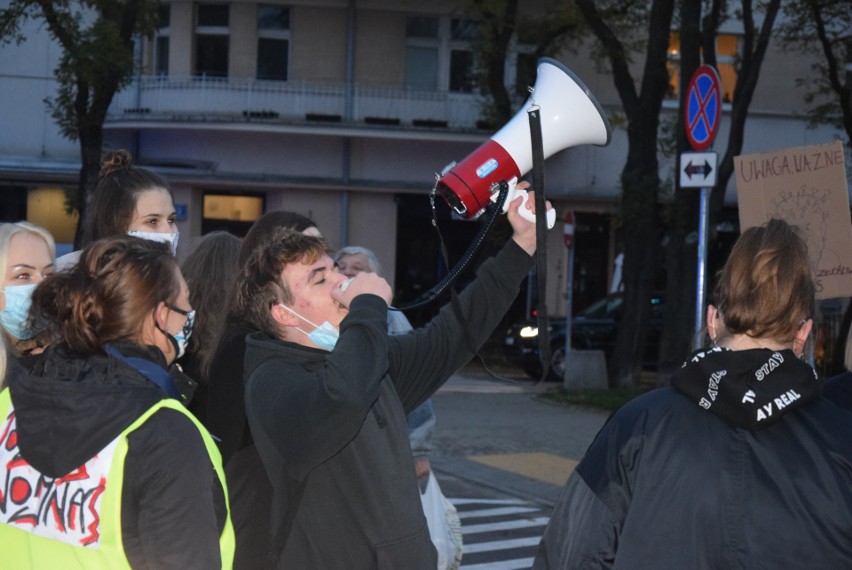 Gdynia: Protest przeciwników zaostrzenia ustawy antyaborcyjnej w centrum miasta. 27.10.2020. Zablokowane ulice, zakłócenia w komunikacji