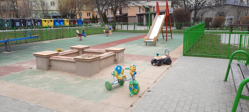 Nie tylko trakty spacerowe były puste. Place zabaw również...