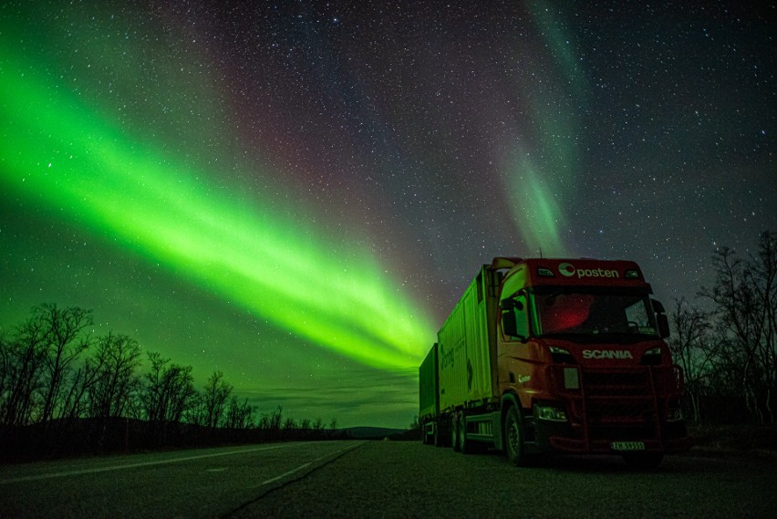 Na zdjęciu: zorza polarna w Norwegii i auto prowadzone przez...