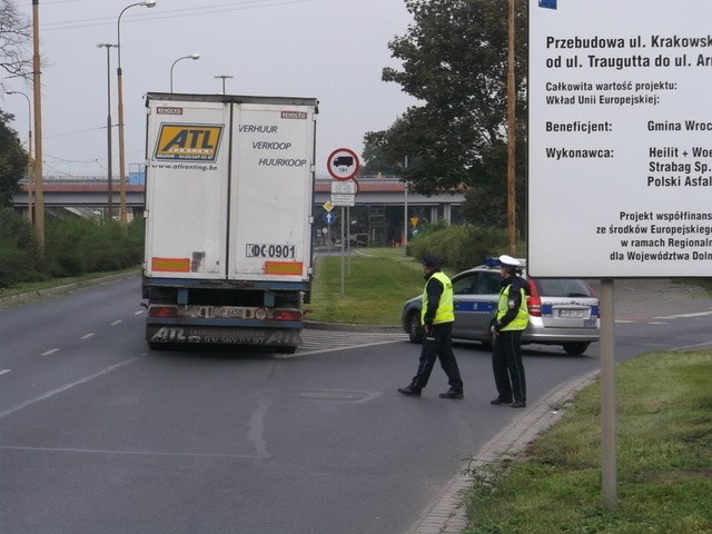 Wrocław: Alarm bombowy na estakadzie na ul. Krakowskiej (ZDJĘCIA)