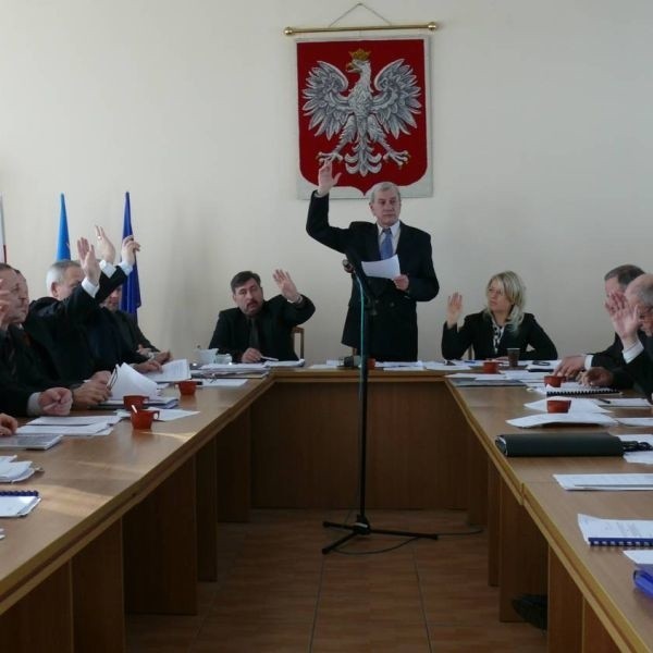 Budżet powiatu staszowskiego na 2008 rok został przyjęty. Teraz można rozmawiać z wójtami i burmistrzami nad jego realizacją.