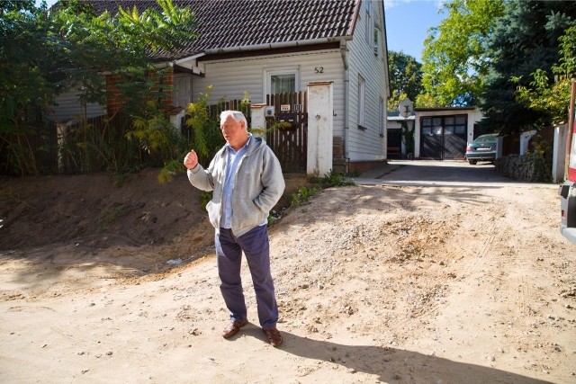 Między płotem Grzegorza Załęcznego, a ulicą Mławską jest bardzo mało miejsca. - Nie dało się zrobić podjazdu bez zajęcia części drogi - podkreśla.