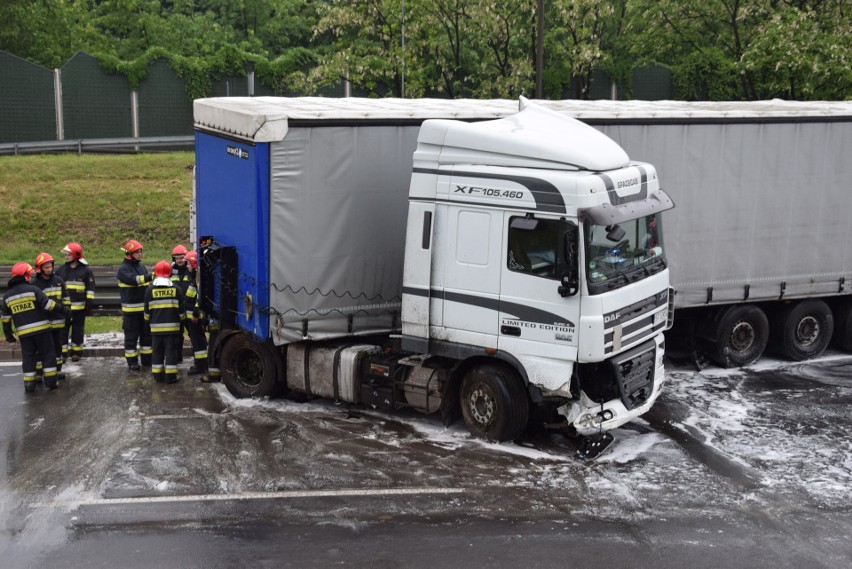 Wypadek TIR-a na DTŚ. Zablokował pas w stronę Katowic