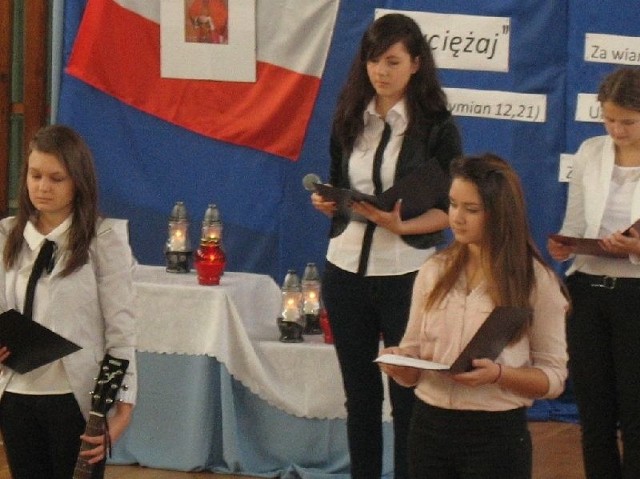 Uczennice klas gimnazjalnych pod opieką Joanny Januchty przygotowały prezentację o patronie szkoły.