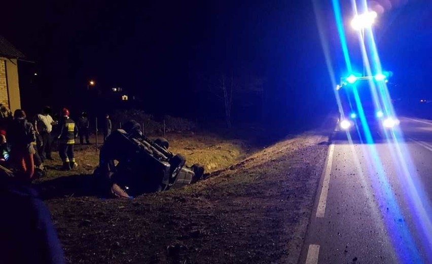 Strażnicy ruszyli na pomoc poszkodowanym w wypadku niedaleko...