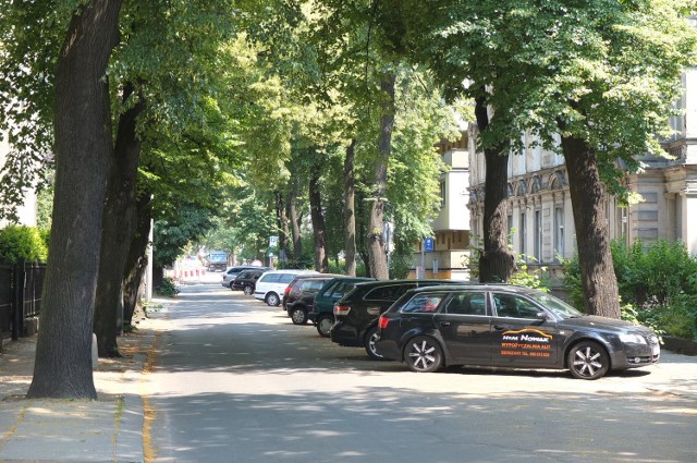 W niedzielę na odcinku od ul. Matejki do ul. Żeromskiego można było jeszcze zaparkować. W poniedziałek rano to już nie będzie możliwe.