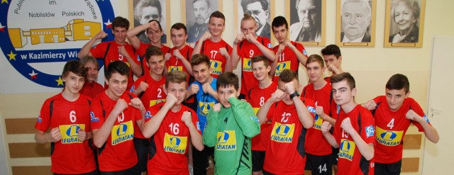 Gimnazjaliści z Kazimierzy Wielkiej otrzymali stroje piłkarskie, w których zagrają w MiniEuro 2016.
