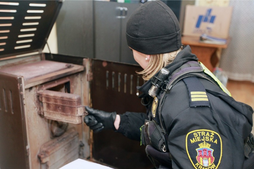 Walka ze smogiem w Krakowie. Na czym strażnicy przyłapują mieszkańców