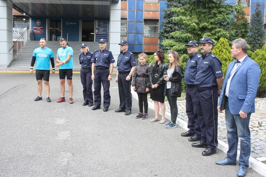 Policjanci ze Strumienia zebrali 40 tys. zł dla chorej Wiktorii ZDJĘCIA