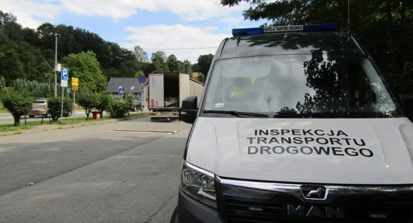Kontrola drogowa ciężarówki zatrzymanej przez patrol ITD...