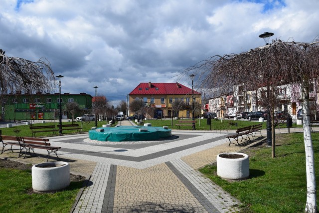 Fontanna wraz z otaczającymi ją ławeczkami to jedno z ulubionych miejsc mieszkańców Klimontowa, którzy spędzają czas w centrum miejscowości. Teraz musi zostać wyremontowana.