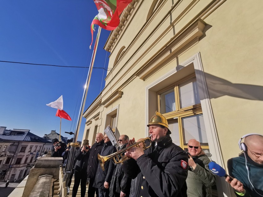 Pożegnanie Romualda Lipko. Flaga na balkonie ratusza opuszczona do połowy masztu