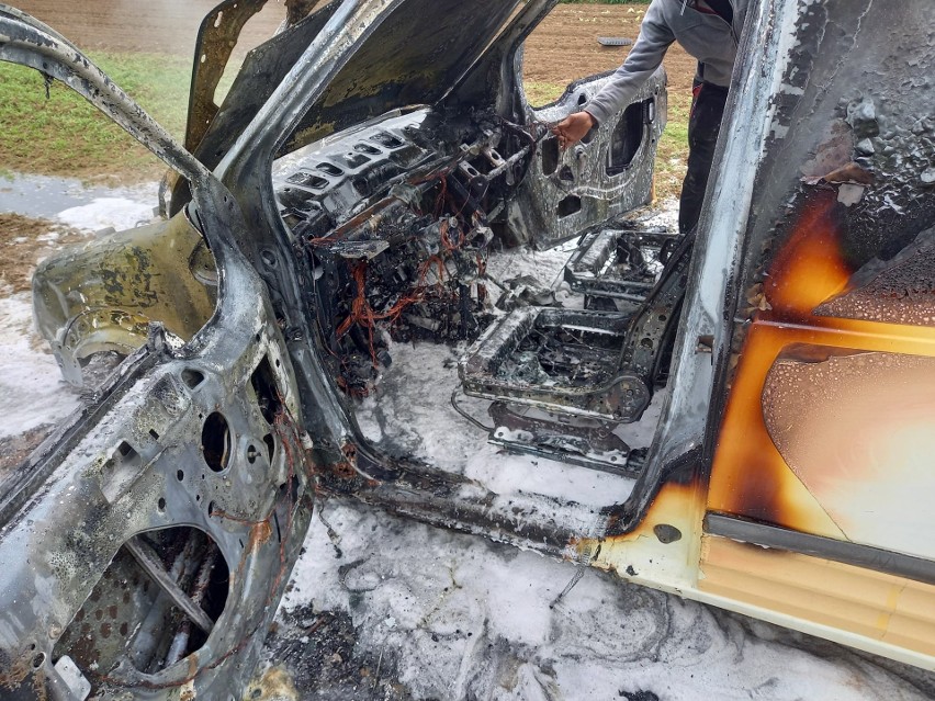 Pożar samochodu w Raciborowicach w gminie Michałowice