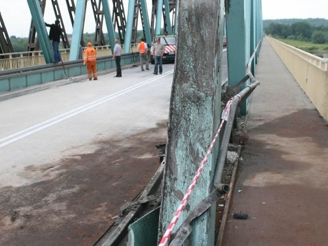 W środę przed południem na moście w Tarnobrzegu-Nagnajowie pojawili się eksperci z rzeszowskiego oddziału Generalnej Dyrekcji Dróg Krajowych i Autostrad.