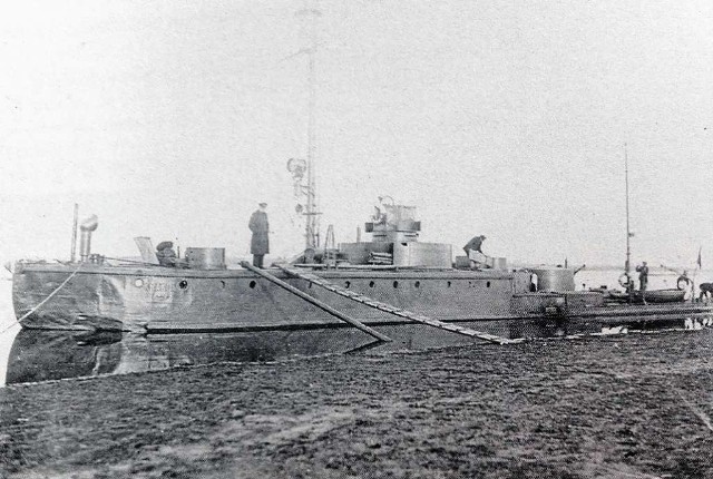 ORP „Kraków” podczas pierwszego rejsu z Krakowa do Warszawy, jesień 1926 r.