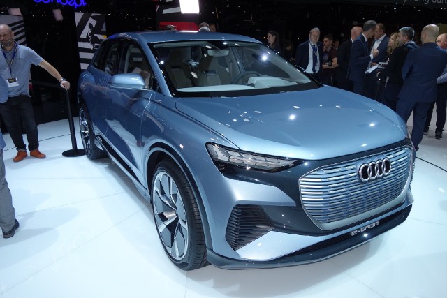 Audi Q4 e-tron concept Dniem prasowym rozpoczyna się dziś salon samochodowy w Genewie. Z oficjalnych komunikatów organizatorów salonu wynika, że można się spodziewać 50 premierowych aut.Fot. Ryszard M. Perczak