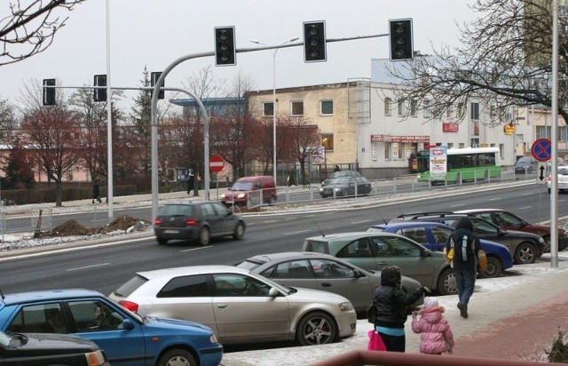 Nowa sygnalizacja świetlna na ulicy Sandomierskiej w Kielcach będzie włączana i wyłączana przez strażaków, ma ułatwić wyjazd samochodom ratowniczym jadącym do akcji.