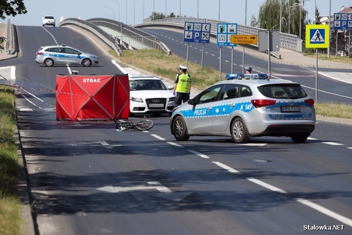 Koszmarny wypadek w Stalowej Woli! Zginął rowerzysta, bo kierowcy ścigali się samochodami? [ZDJĘCIA]