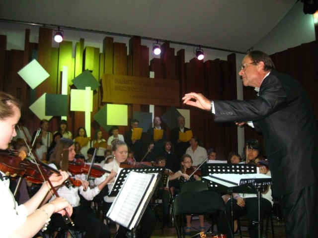 Orkiestrą dyrygowało na przemian dwóch dyrygentów. Na zdjęciu: z batutą prof. Volker Dietsch.