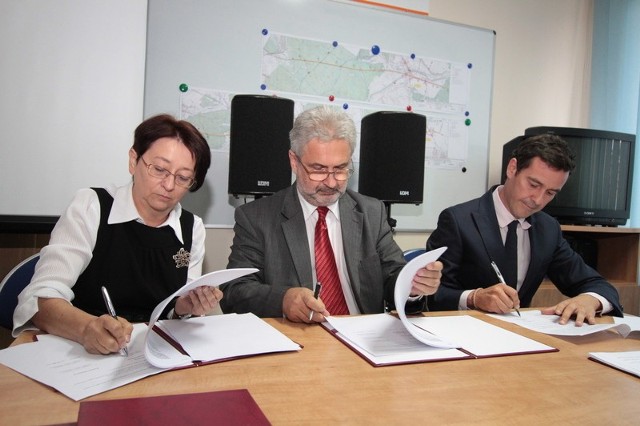 Umowę na budowę obwodnicy Kielc podpisali Ewa Sayor, szefowa kieleckiego oddziału GDDKiA, Jerzy Wójcik z Mostostalu Warszawa oraz Jose Angel Andres Lopez z Acciona Infraestructuras 