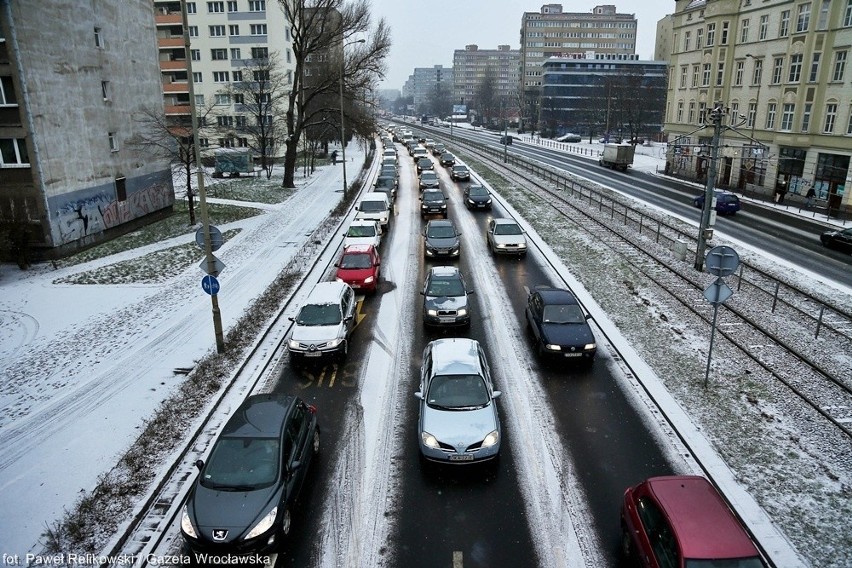 Wrocław sparaliżowany. Ślisko na ulicach. Kierowcy utknęli w ogromnych korkach (ZDJĘCIA)