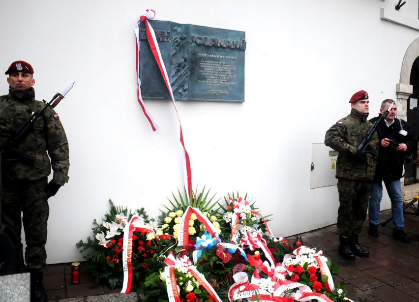 Na placu o. Adama Studzińskiego odsłonięto tablicę upamiętniającą ofiary Operacji Polskiej NKWD