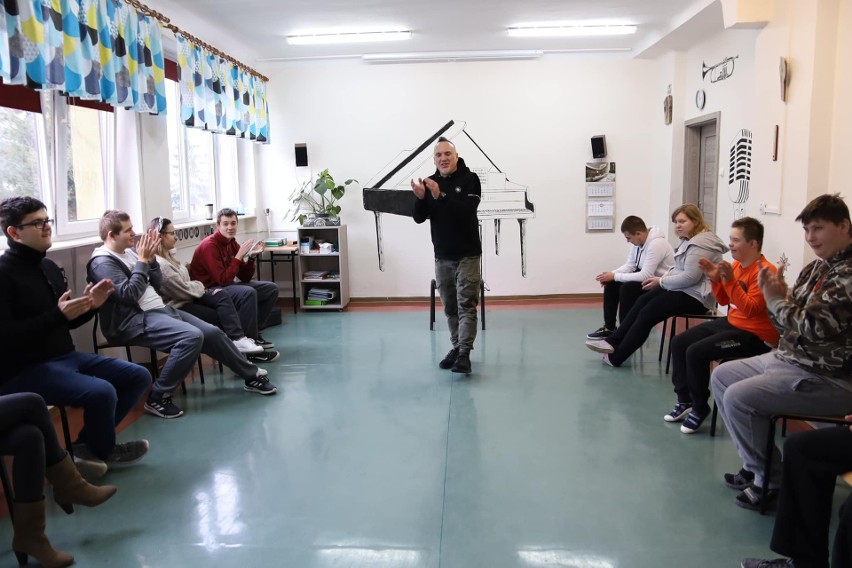 Szymon Wydra, muzyk z Radomia spotkał się z uczniami z Adamowa koło Białobrzegów. Zobacz zdjęcia